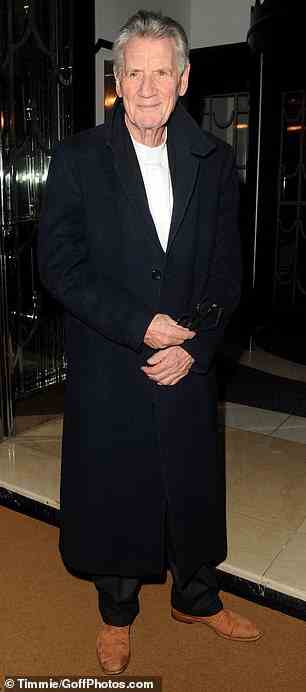 Schauspieler Michael Palin gekleidet in schwarz mit einem weißen Hemd für den Abend