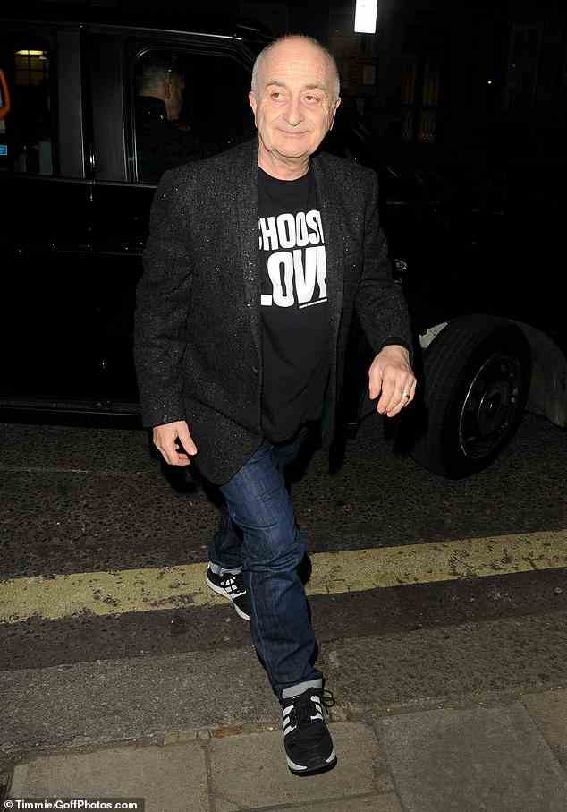 Lässig bleiben: Schauspieler Tony Robinson, 76, trug ein schwarzes T-Shirt, auf dessen Vorderseite in Weiß die Worte „Choose Love“ prangten