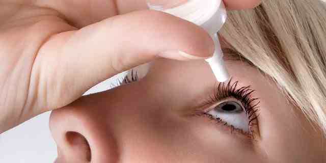 Zu den Symptomen einer Augeninfektion gehören Schmerzen, Schwellungen, Ausfluss, Rötungen, verschwommenes Sehen, Lichtempfindlichkeit und das Gefühl, dass ein Gegenstand im Auge stecken bleibt.