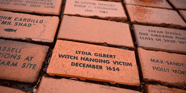 Auf diesem Foto vom Dienstag, dem 24. Januar 2023, wird ein Ziegelstein, der an Lydia Gilbert erinnert, in einer städtischen Heritage Bricks-Installation in Windsor, Connecticut, platziert Gilbert.