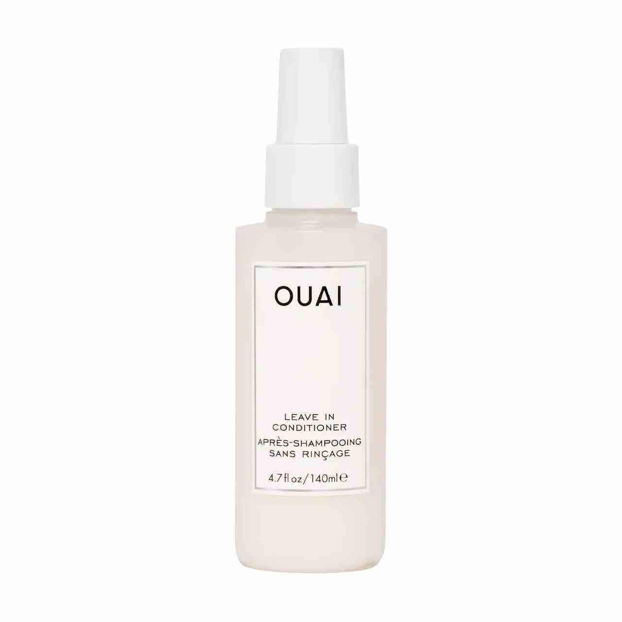 Ouai Leave-In Conditioner weiße Sprühflasche auf weißem Hintergrund