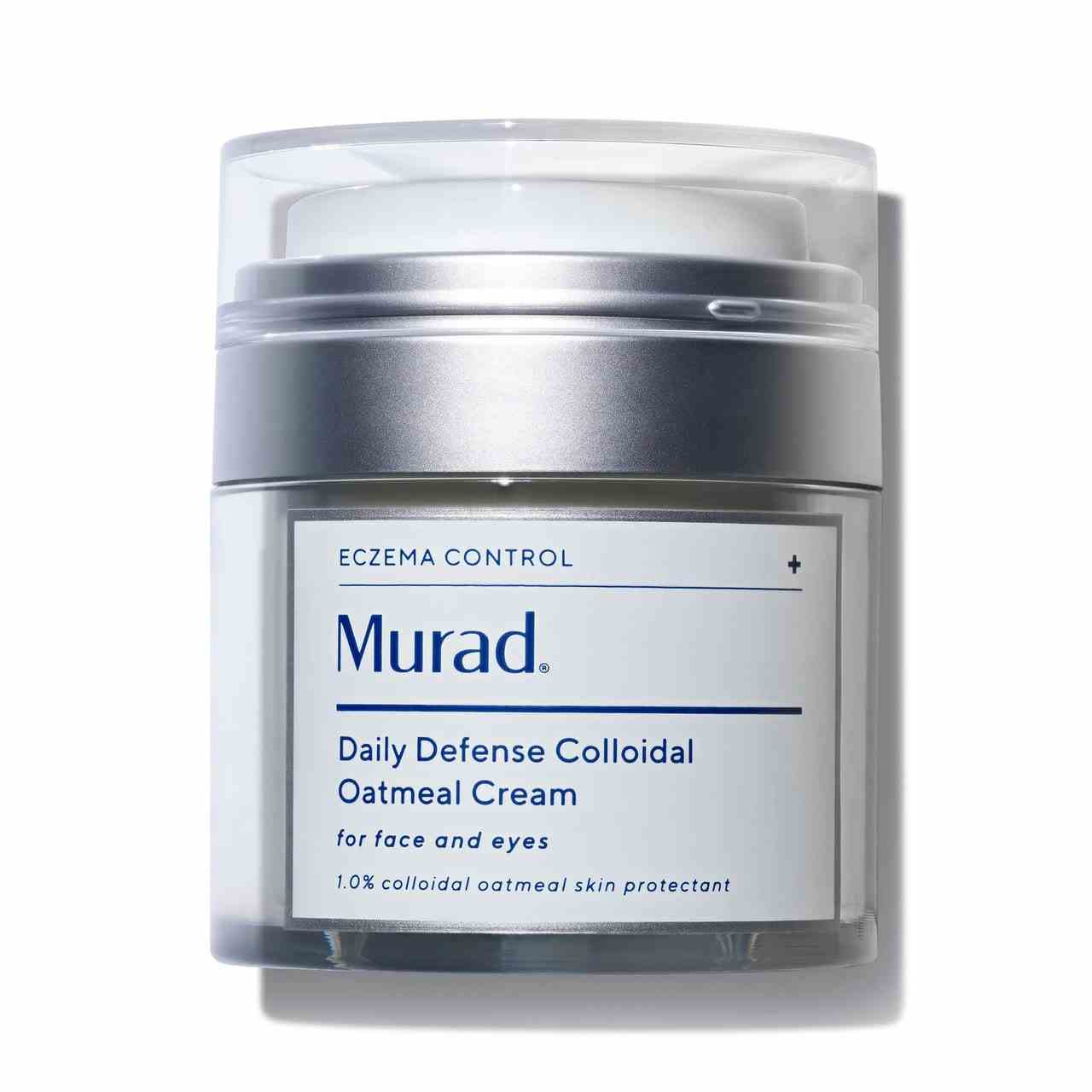Murad Daily Defense Colloidal Oatmeal Cream Silberdose mit durchsichtigem Deckel und weißem Pressspender auf weißem Hintergrund