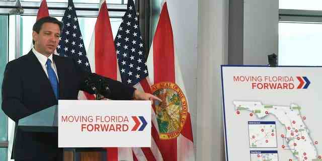 Ron DeSantis, Gouverneur von Florida, hält eine Pressekonferenz ab, um die Initiative „Moving Florida Forward“ in der SunTrax-Testanlage in Auburndale, Florida, anzukündigen.