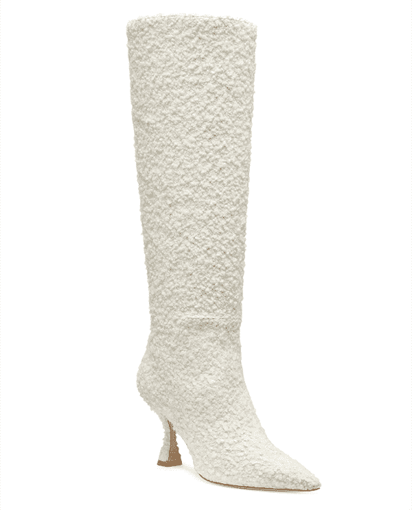 Ein kniehoher, spitz zulaufender High-Heel-Stiefel, gefüttert mit weißem Bouclé-Stoff