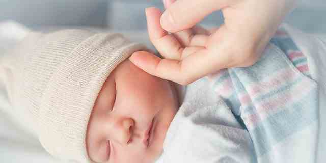 Darauf weist die Mayo Clinic hin "In seltenen Fällen kann sich nach der Geburt auch eine extreme Stimmungsstörung namens Wochenbettpsychose entwickeln." Das sagt es auch "prompte Behandlung" kann neuen Eltern helfen, die Symptome zu bewältigen und sich mit ihrem Baby zu verbinden.