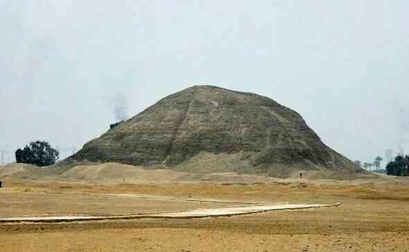 Die Pyramide von Pharao Amenemhat III in Hawara