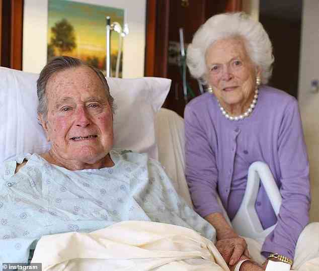 Der frühere Präsident Bush (abgebildet mit Barbara Bush im Jahr 2017) wurde Ende 2012 wegen Komplikationen im Zusammenhang mit einer Bronchitis ins Krankenhaus eingeliefert