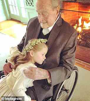 George HW Bush konnte beide Töchter von Bush Hager treffen, bevor er 2018 starb. Er ist mit seiner Enkelin Mila abgebildet