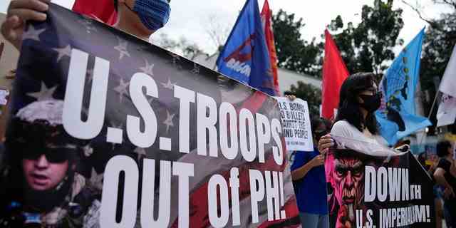 Demonstranten halten Transparente, während sie am Donnerstag, den 2. Februar 2023, vor dem Militärhauptquartier Camp Aguinaldo in Manila, Philippinen, gegen den Besuch des US-Verteidigungsministers Lloyd Austin protestieren. 