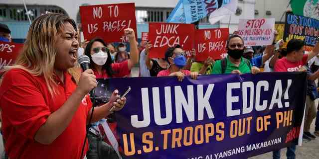 Demonstranten schreien Slogans, als sie am Donnerstag, den 2. Februar 2023, vor dem Militärhauptquartier Camp Aguinaldo in Manila, Philippinen, gegen den Besuch des US-Verteidigungsministers Lloyd Austin protestieren. 