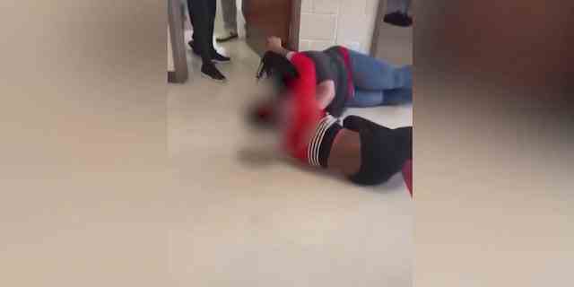 Die Lehrerin der Rockdale County Public Schools, Tiwana Turner, wird von einem unbekannten Schüler angegriffen, nachdem sie versucht hat, den Schüler im Klassenzimmer zu korrigieren.