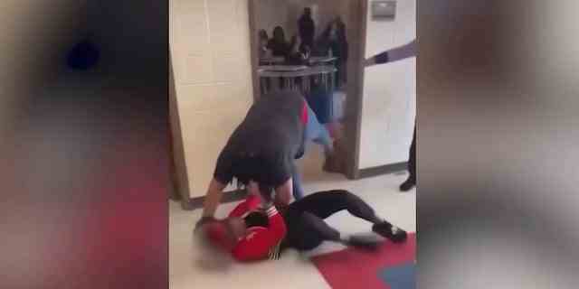 Ein Schüler wird gesehen, wie er die Lehrerin der Heritage High School, Tiwana Turner, während eines Kampfes zu Boden zieht.