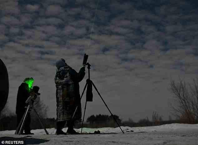 Amateurastronomen beobachten am 1. Februar 2023 den Grünen Kometen aus Omsk, Russland