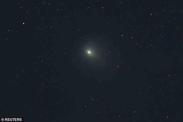 Ein Blick auf den grünen Kometen über Kryoneri, Griechenland am 1. Februar 2023