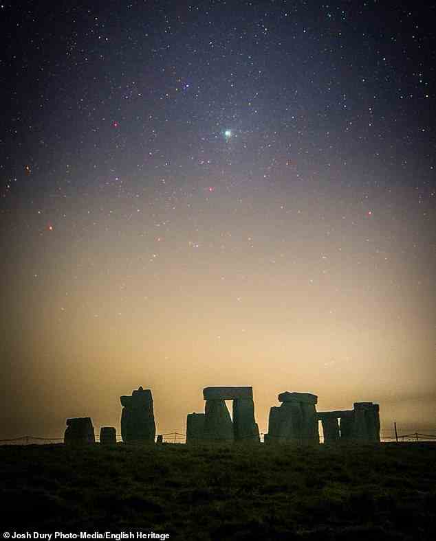Am 24. Januar konnte der Fotograf Josh Dury zum ersten Mal seit seiner Existenz den grünen Kometen über Stonehenge festhalten