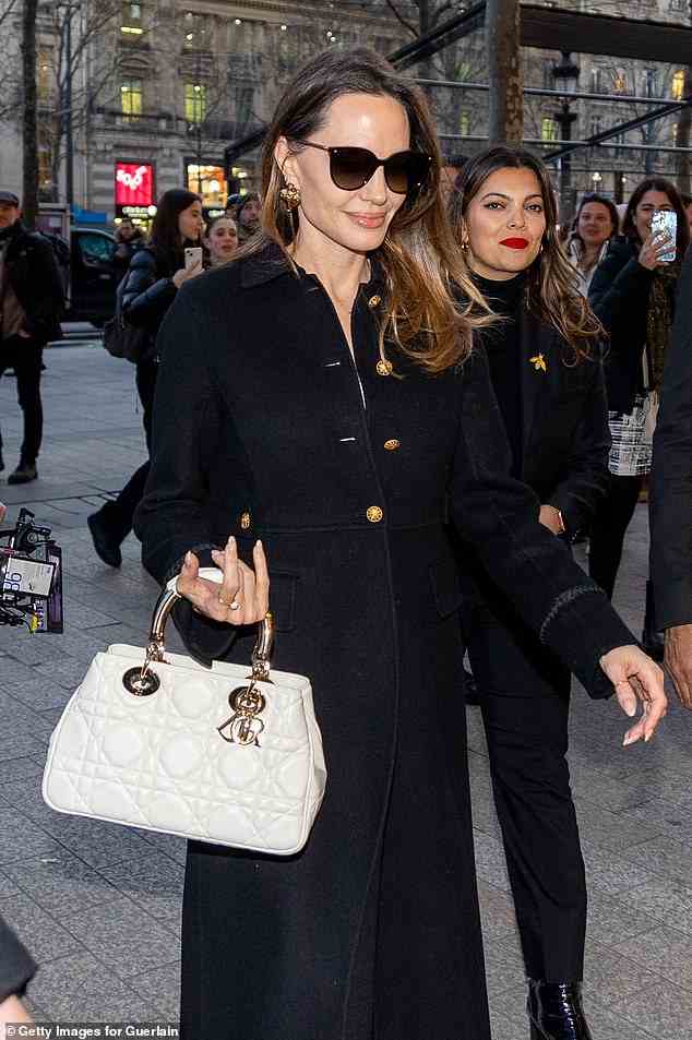 Atemberaubend: Jolie sah mühelos schick aus, als sie am Montagabend die Guerlain-Boutique auf den Champs Elysees in Paris besuchte.  Im Jahr 2017 wurde von People berichtet, dass Jolie ihr gesamtes Modelhonorar, das sie von Guerlain erhält, spendet, um Flüchtlingen zu helfen