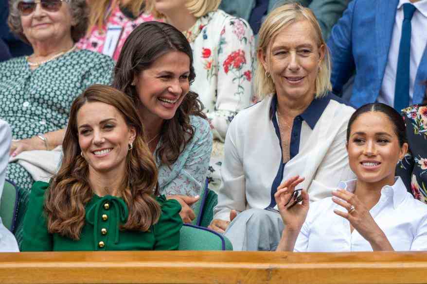 Julia Lemigova und Martina Navratilova sitzen bei einem Tennisspiel neben Kate Middleton und Meghan Markle