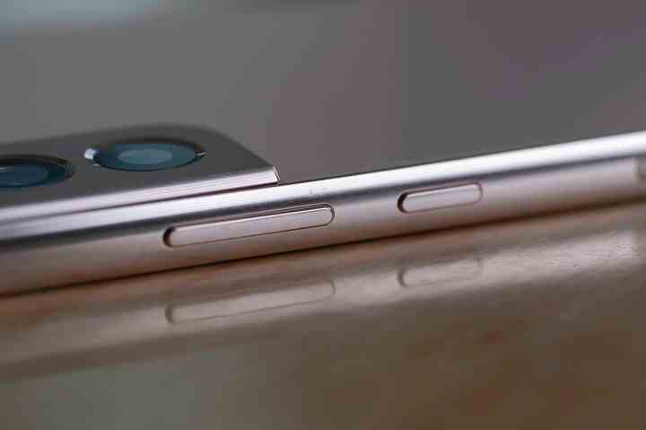 Die Power- und Lautstärketasten an der Seite des Samsung Galaxy S22+.
