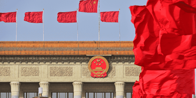 Rote Fahnen flattern vor der Großen Halle des Volkes vor den jährlichen zwei Sitzungen am 4. März 2022 in Peking, China.  Die fünfte Tagung des 13. Nationalkomitees der Politischen Konsultativkonferenz des Chinesischen Volkes (PKKCV) wird am 4. März eröffnet.