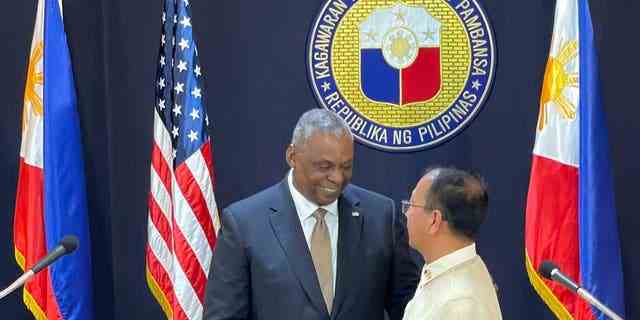 US-Verteidigungsminister Lloyd Austin, links, schüttelt seinem philippinischen Amtskollegen Carlito Galvez Jr. am Donnerstag, den 2. Februar 2023, bei einer gemeinsamen Pressekonferenz im Militärhauptquartier Camp Aguinaldo in der Metro Manila, Philippinen, die Hand.