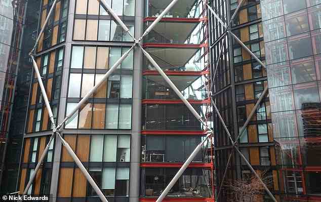 Bilder, die von MailOnline aus öffentlichen Bereichen im ersten und zweiten Stock der Tate Modern nur 24 Stunden nach der Entscheidung des Obersten Gerichtshofs aufgenommen wurden, zeigen deutlich das Innere der stilvollen Apartments