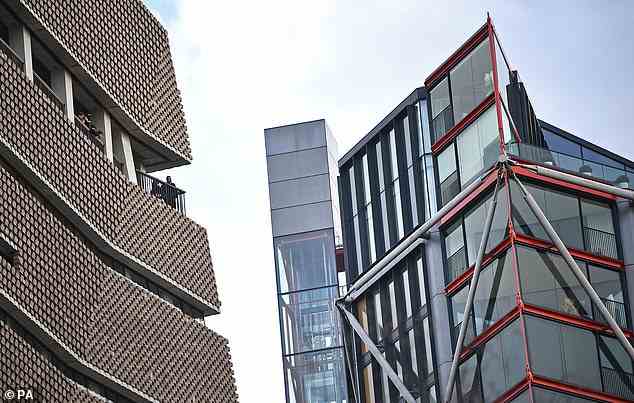 Die Aussichtsplattform im Switch House der Tate Modern bietet einen direkten Blick in die Neo Bankside-Wohnungen