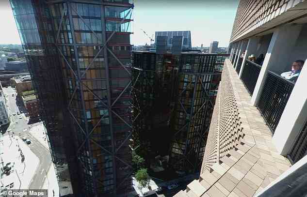 Ein von der Aussichtsplattform aufgenommenes Foto zeigt, wie Besucher direkt in die Wohnungen der Neo Bankside-Entwicklung an der Londoner South Bank blicken können 