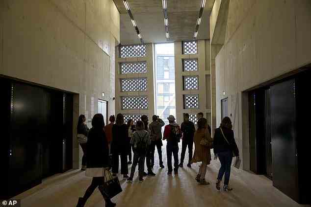Die Wohnungseigentümer behaupteten, dass „Hunderttausende“ von Besuchern der Galerie von der Tate aus einen Blick in ihre Häuser werfen konnten