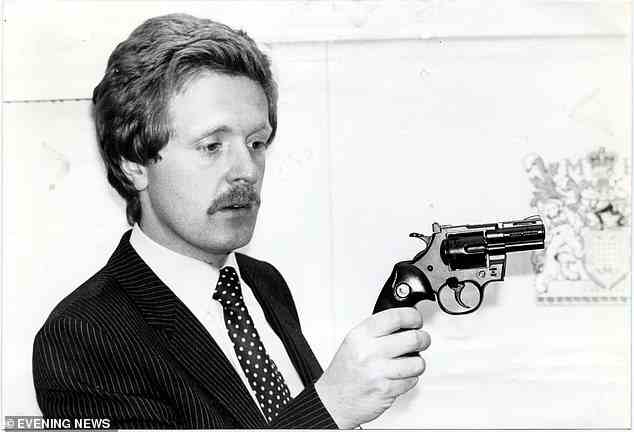Detective Inspector Ian Blair hält die Waffenimitation von Marcus Sarjeant in der Hand, mit der er auf die Queen geschossen hat