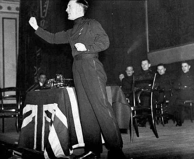 Joyce – abgebildet bei einem faschistischen Treffen in Chiswick, West London – wurde gegen Ende des Krieges von der britischen Armee gefangen genommen