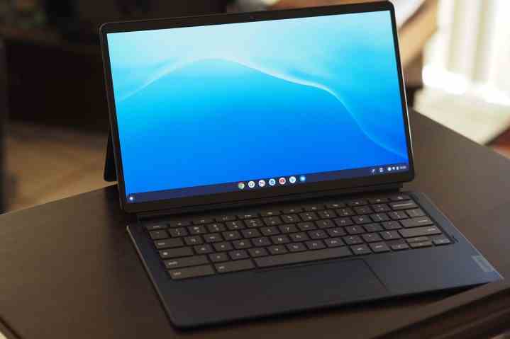 Lenovo IdeaPad Duet 5 Chromebook offen auf einem Tisch.