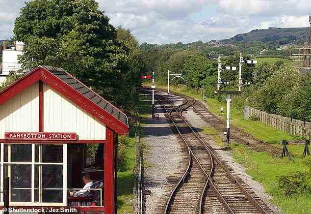 Eine prächtige Lokomotive fährt vorbei, als Angela sich dem liebevoll erhaltenen Bahnhof von Ramsbottom (oben) nähert