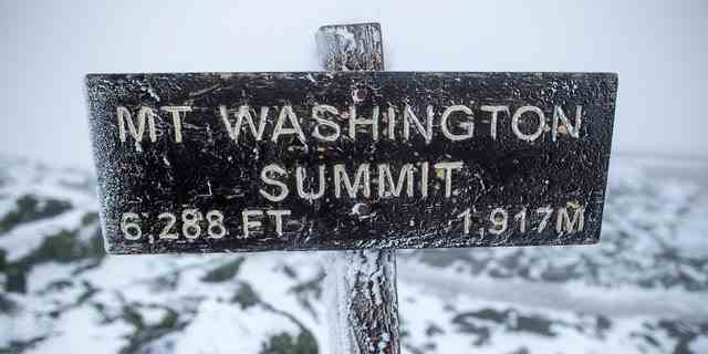 Ein Schild auf dem Gipfel des Mount Washington informiert die Zuschauer, dass sie 6.288 Fuß über dem Meeresspiegel stehen. 