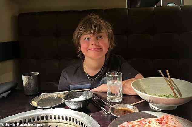 Glücklicher Junge: Alessandras Ex-Verlobter Jamie Mazur hatte das Sorgerecht für den kleinen Noah, und sie genossen am Sonntag in Los Angeles ein gemeinsames koreanisches Essen