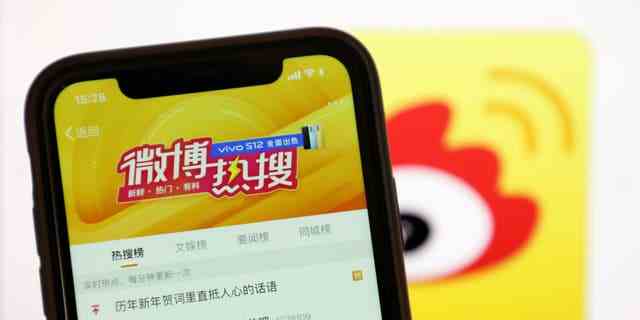 Eine beliebte Weibo-Benutzeroberfläche für Top-Suchanfragen wird auf einem Mobiltelefon angezeigt, Stadt Ganzi, Provinz Sichuan, China, 31. Dezember 2021. 