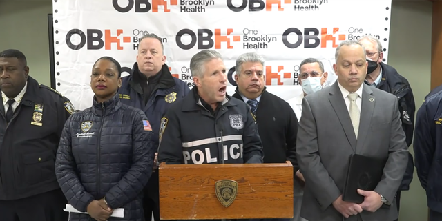 Patrick Lynch, der Präsident der Police Benevolent Association of the City of New York (PBA), spricht nach der Erschießung eines dienstfreien Polizisten vor Reportern.