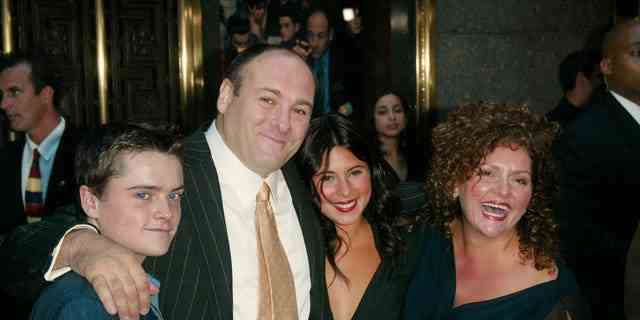 Jamie-Lynn Sigler mit ihrer Leinwandfamilie Robert Iler, James Gandolfini und Aida Turturro im Jahr 2002 bei der Premiere der vierten Staffel der Serie.