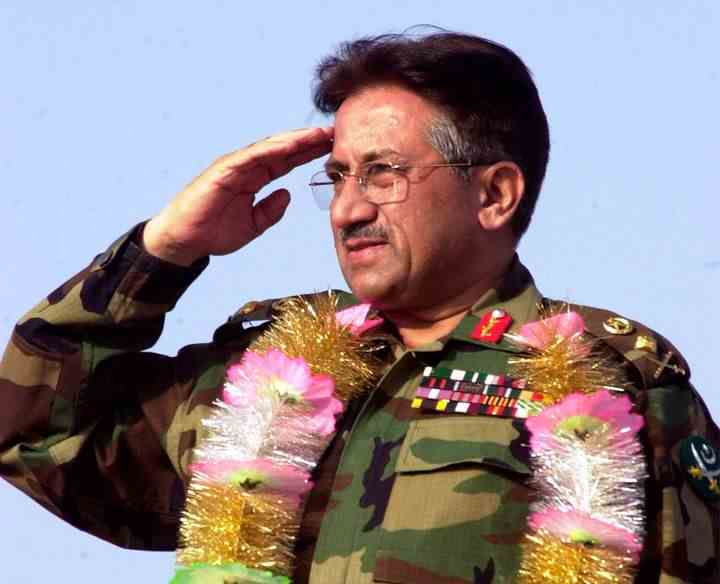 Der damalige Präsident von Pakistan, General Pervez Musharraf, grüßt am 9. April 2002 bei einer öffentlichen Kundgebung in Lahore, Pakistan.  (AP Photo/Zia Mazhar, Akte)