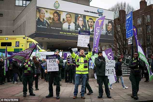 Die Briten müssen sich darauf einstellen, dass die Krankenwagenmitarbeiter im Streit um die Bezahlung weiter streiken
