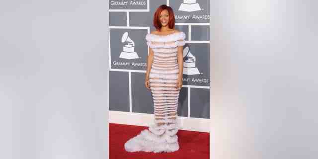 Rihanna auf dem roten Teppich für die 53. jährlichen Grammy Awards.