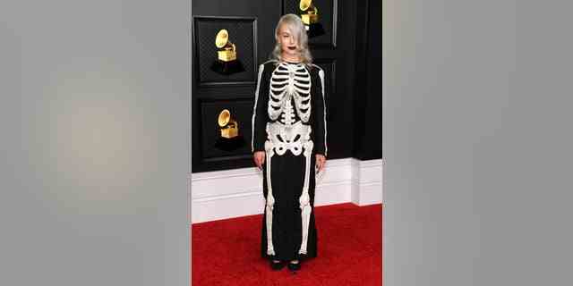 Phoebe Bridgers trug bei den Grammys 2021 ein Skelettkleid.