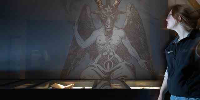 Die Baphomet-Statue des satanischen Tempels basiert auf einer Zeichnung des Okkultisten Éliphas Lévi, die oben in einem Museum in Deutschland abgebildet ist.