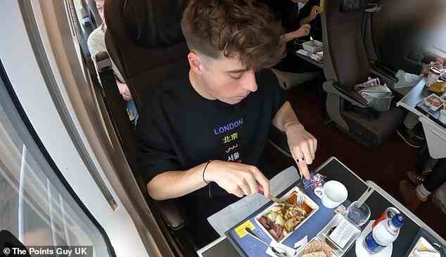 Liam lässt sich in seinem Brüsseler Express ein Drei-Gänge-Menü schmecken