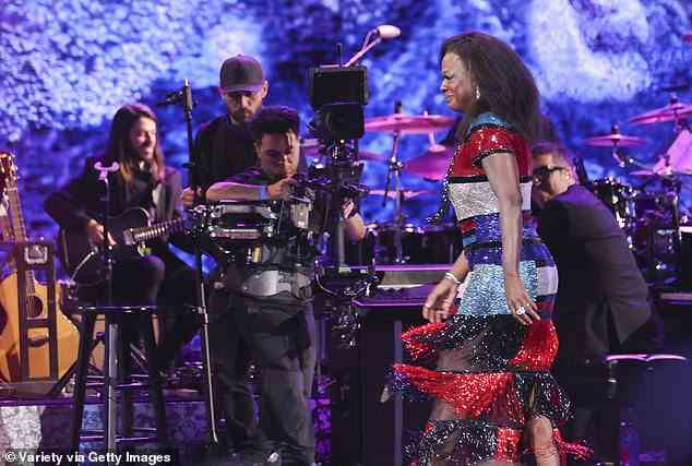 Erste Erfahrung: Davis schien emotional zu werden, als sie am Sonntag auf die Bühne trat, um ihren ersten Grammy-Preis entgegenzunehmen