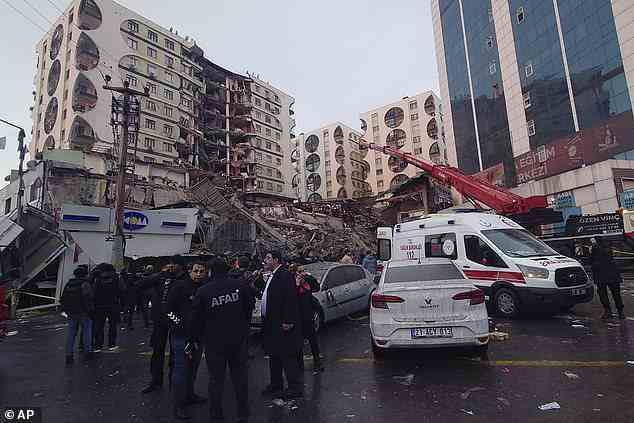 Als der Tag am Montag anbricht, untersuchen Rettungskräfte in Diyarbakir die Szenerie eines eingestürzten Gebäudes