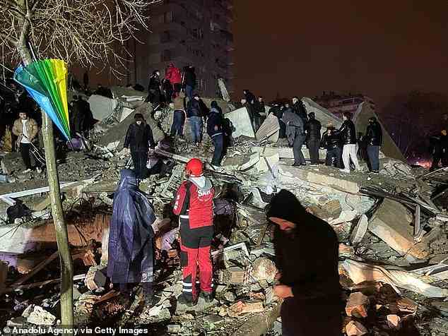Rettungskräfte im türkischen Adana durchsuchen die Trümmer