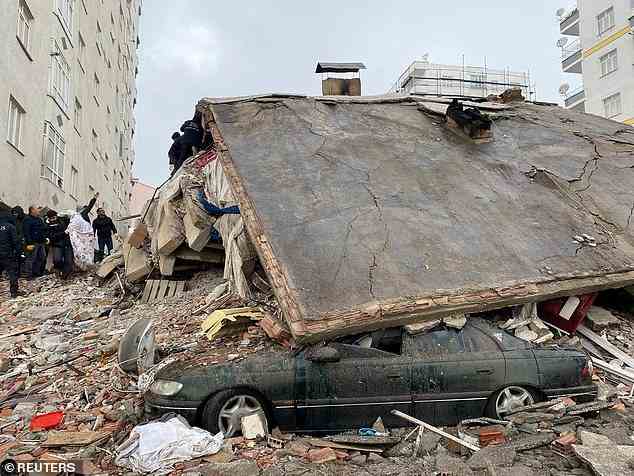 Menschen durchsuchen Trümmer nach einem Erdbeben in Diyarbakir