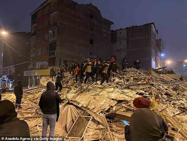 Bei einem Erdbeben der Stärke 7,8 in der Türkei ist am Sonntagabend ein Gebäude zerstört worden