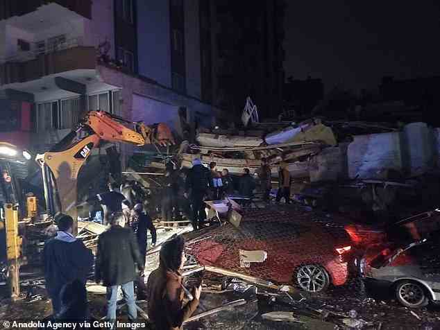 In Gaziantep ist ein verstümmeltes Gebäude mit darunter zerquetschten Autos zu sehen