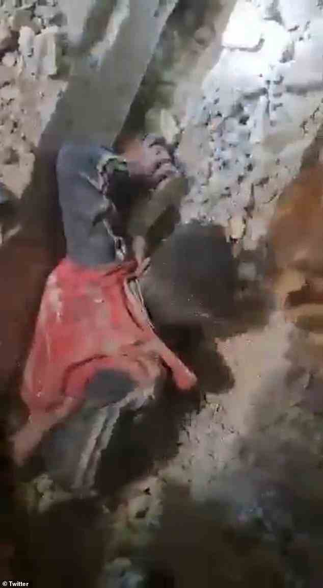Ein kleiner Junge taucht aus den Trümmern eines eingestürzten Gebäudes in der Türkei auf